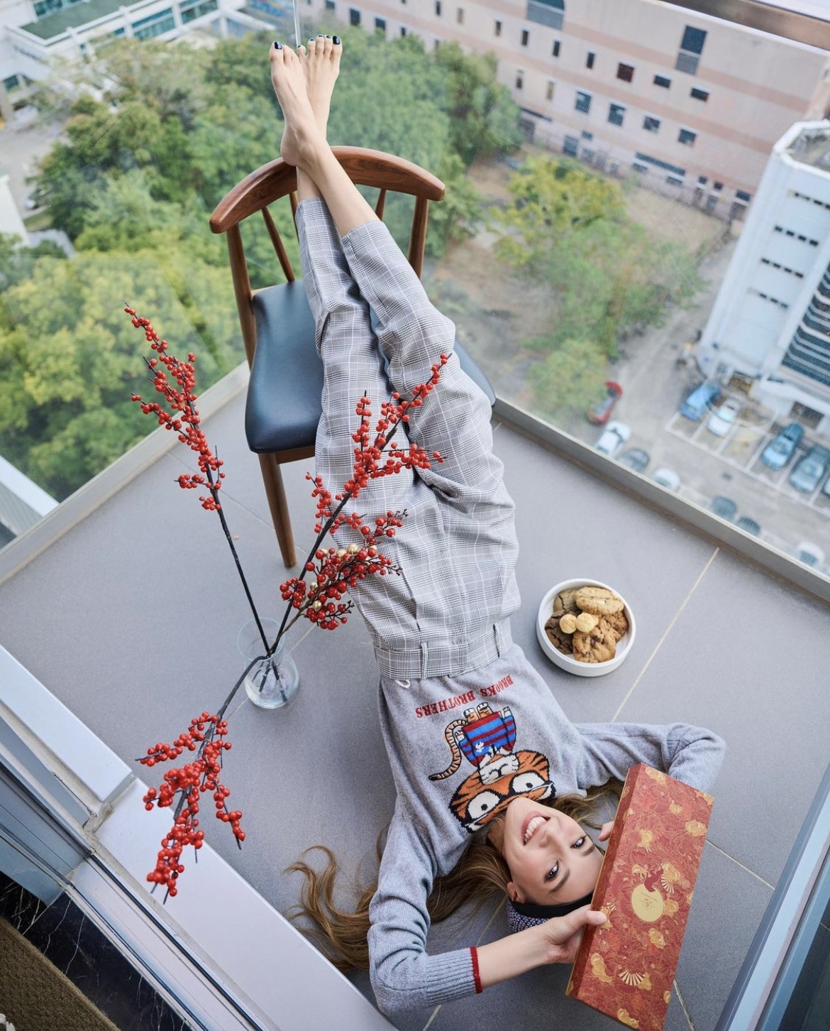 以高炒角度拍攝,可見打斜躺在地上的Grace將雙腿放在椅子上~