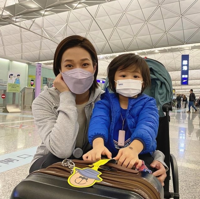 鍾嘉欣與兒子回加拿大