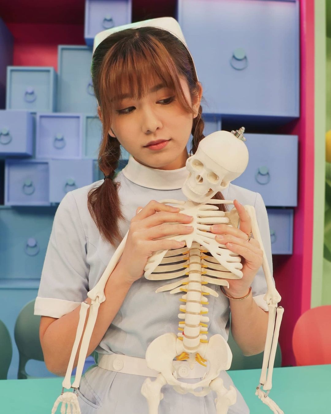 之前播出的《醫醫,我不想再病了》好亦打扮成護士裝作主持。