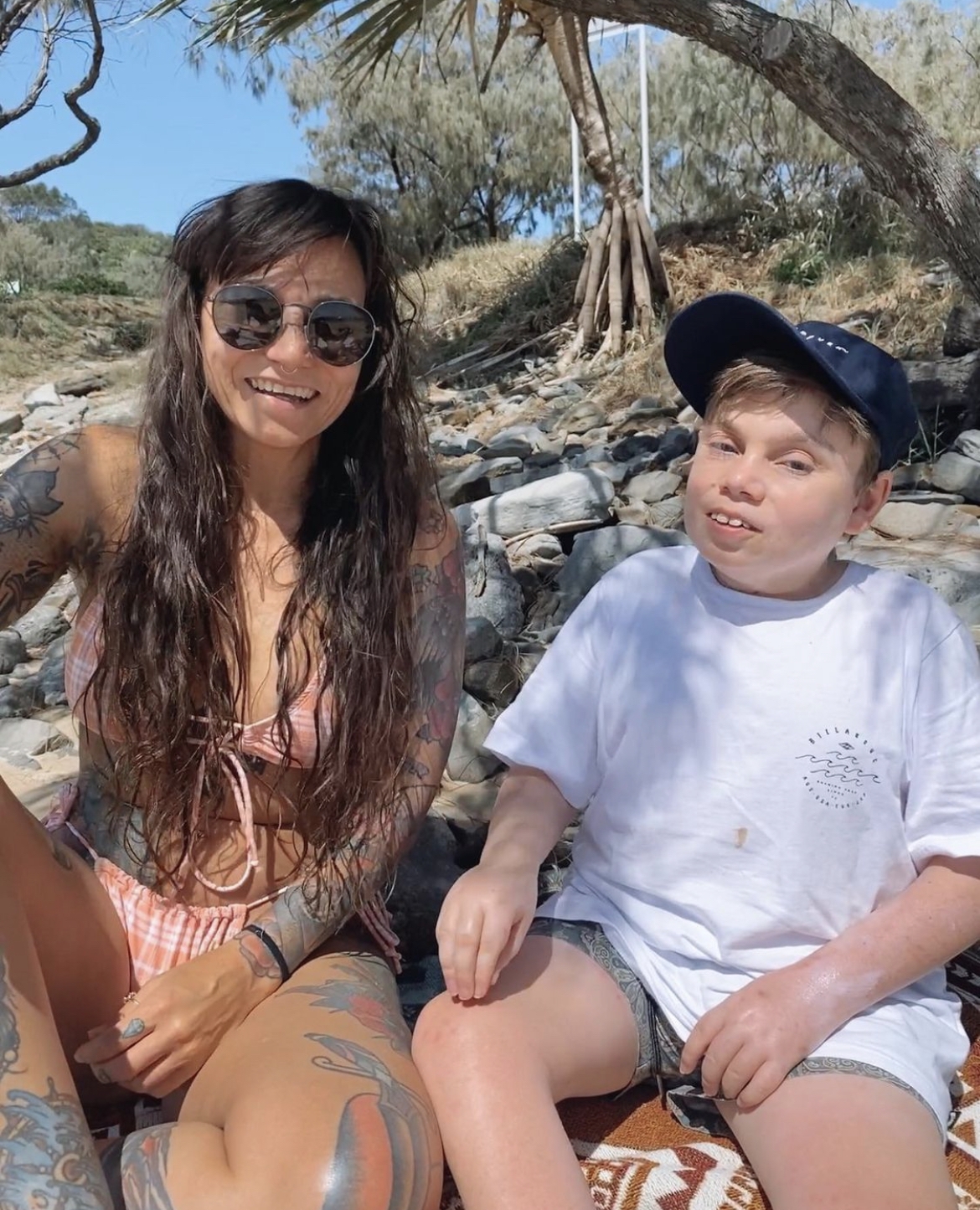 在17歲那年誕下兒子Jimmy Antram～