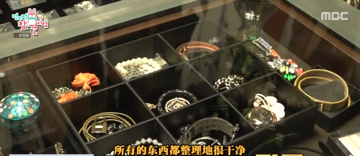 整齊陳列出李多海的首飾、太陽眼鏡等!