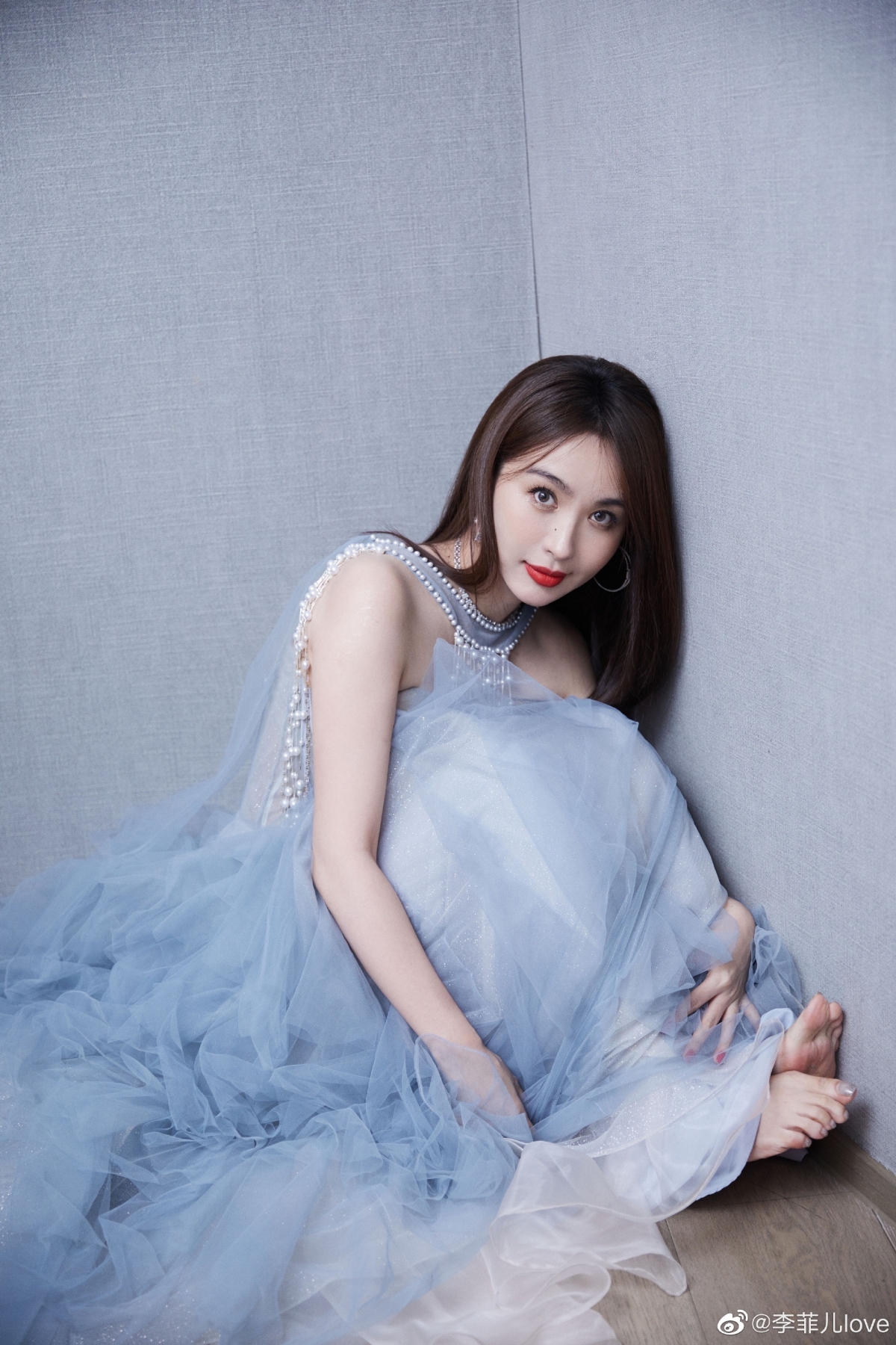 在劇中擁有7個老婆的黃曉明與飾演其中一個老婆「曾柔」的李菲兒假戲真做