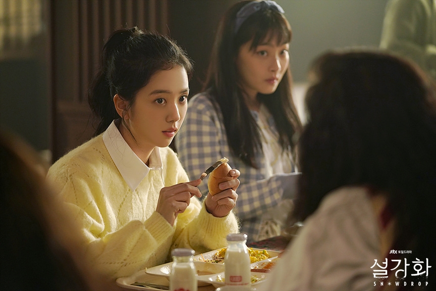 2022大熱復古穿搭 - 通花冷衫襯裇衫