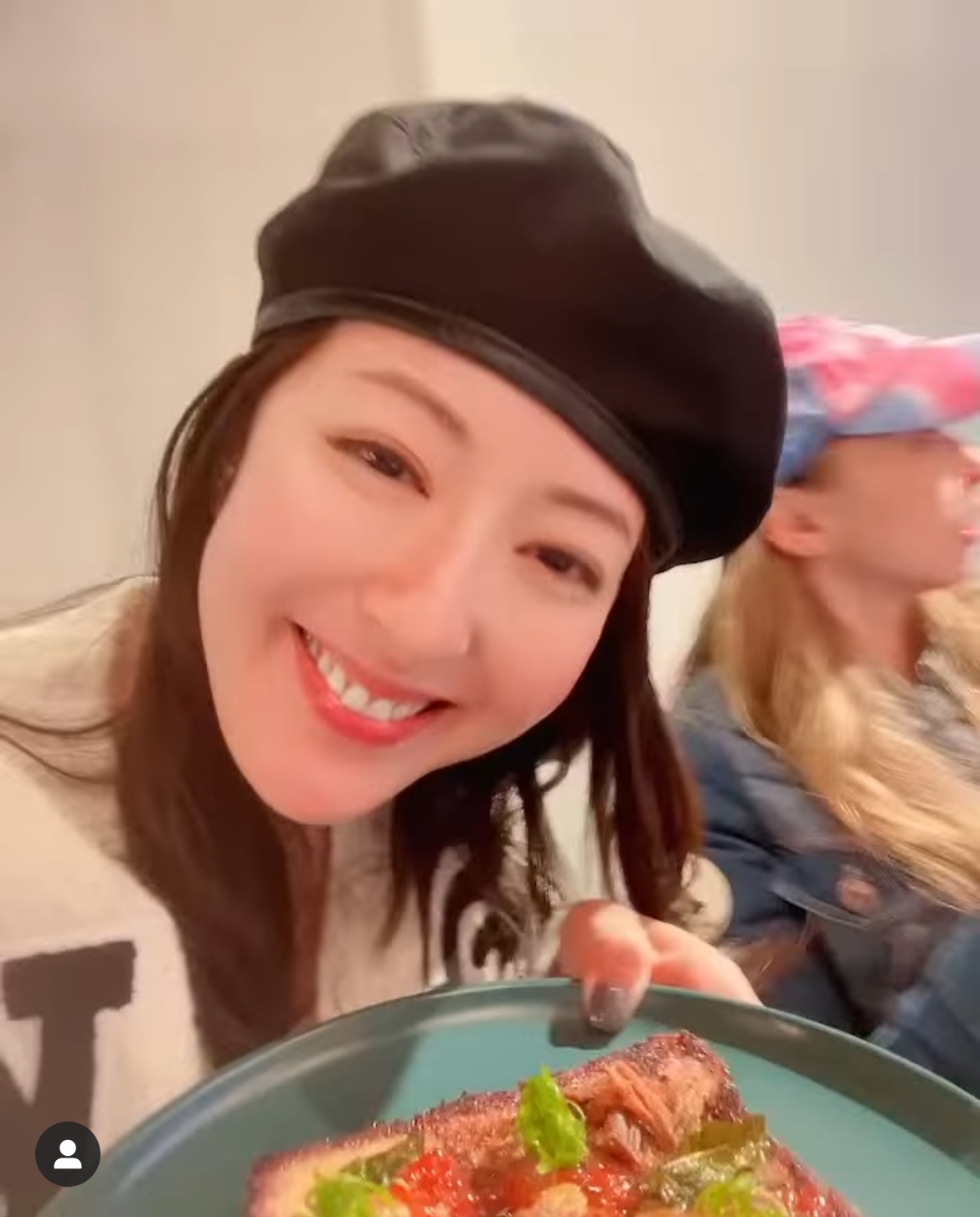 唐詩詠現時的雙眼皮更加明顯，令雙眼望落更深邃！