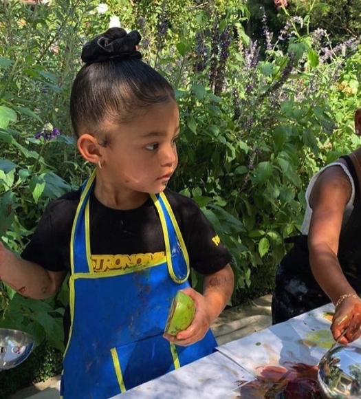 Stormi Webster只有三歲