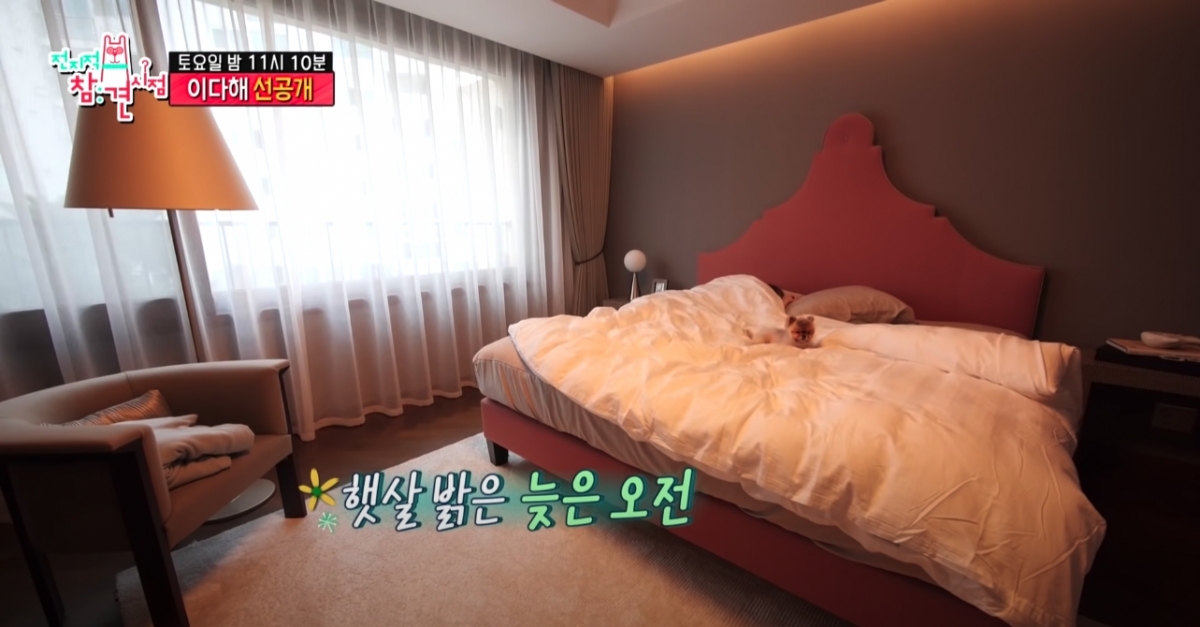 旁邊的大窗裝上杏色窗簾,感覺舒適!