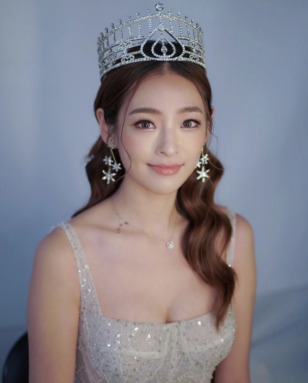 Celina是2020年度香港小姐競選亞軍,其後簽約無綫~