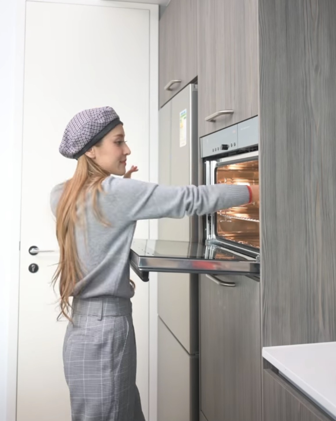 Grace更拍片模擬製作曲奇餅的過程,亦令家中的廚房曝光。