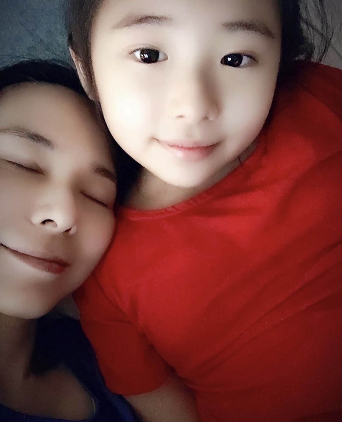 Kylie的皮膚白皙,長出一雙與郭羨妮相似的水汪汪大眼睛~