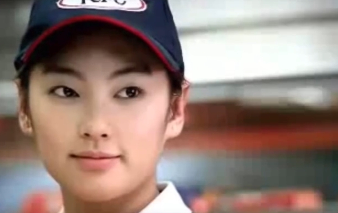 可以看到是單眼皮