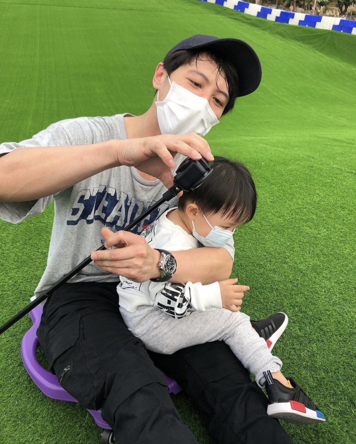 兩父子在草坡上玩得相當開心!