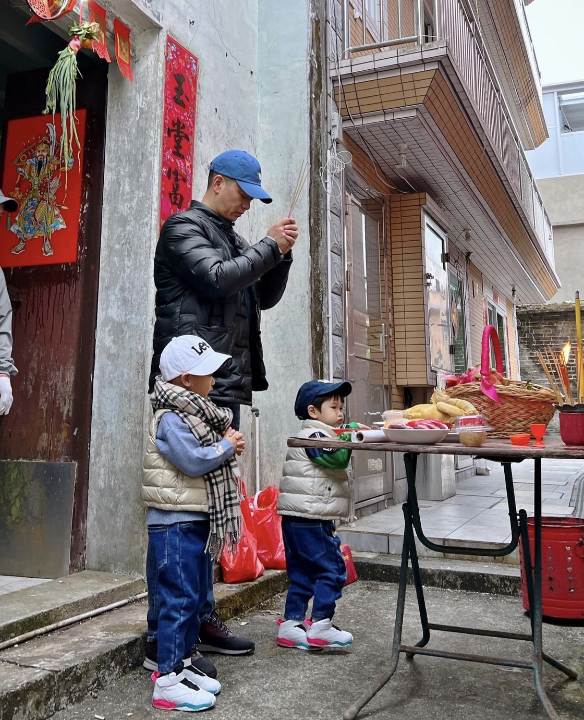 大仔Brendan和二仔Ryan更有樣學樣,跟着爸爸上香祭祖!