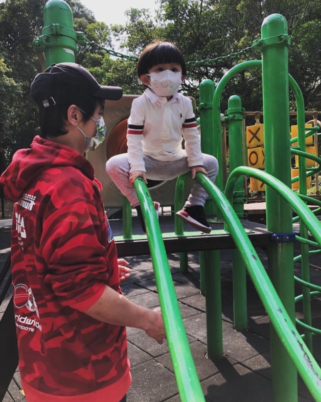 亦會陪伴囝囝到公園玩耍!