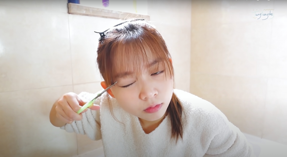 大概由眼尾剪到眉頭的位置!