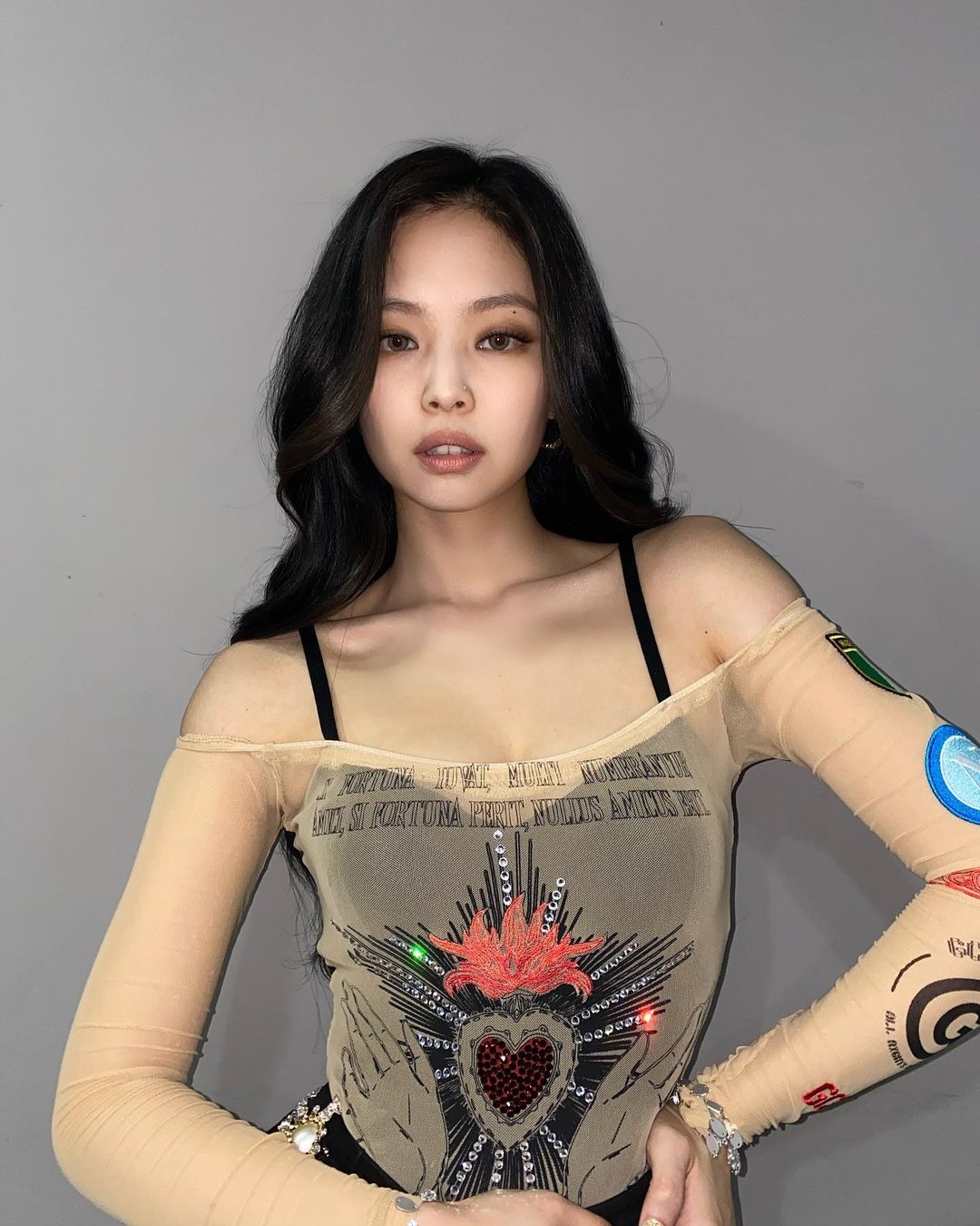 Jennie以透膚的膚色上衣內搭一件黑色小背心,充滿性感~