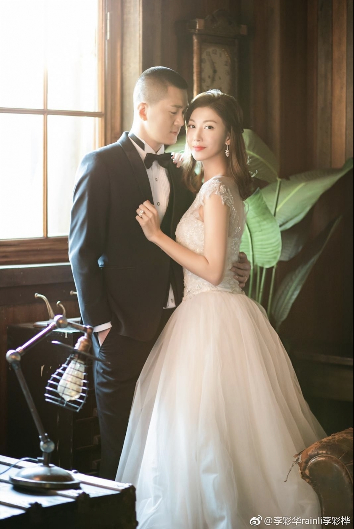 李彩華於2019年宣布與從事鋼鐵生意的內地商人黃彥書閃婚
