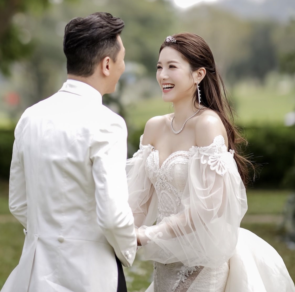 苟芸慧在婚宴上更穿上以《美女與野獸》的公主貝兒作為設計概念的晚禮服登場!