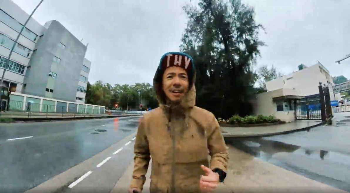 就算寒風和雨水不斷打向張繼聰的臉,但都堅持繼續跑~