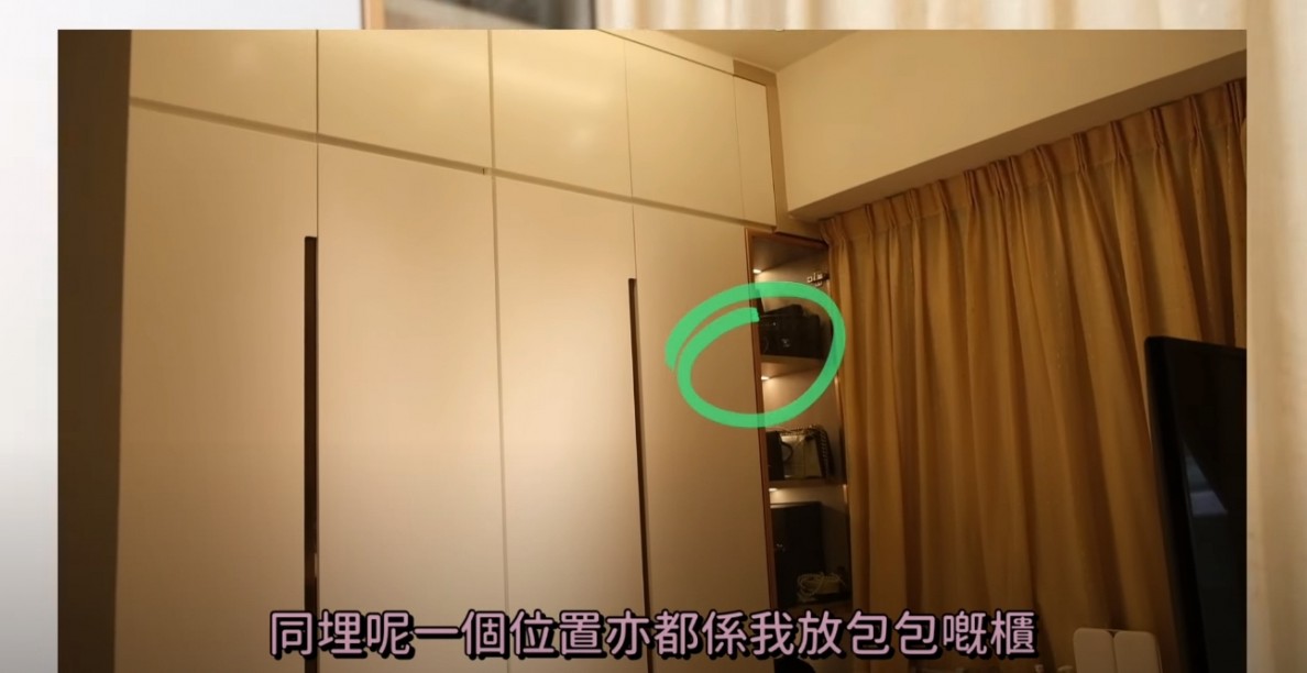 衣帽間擺放了兩個大型衣櫃，旁邊是擺放手袋的玻璃展示櫃