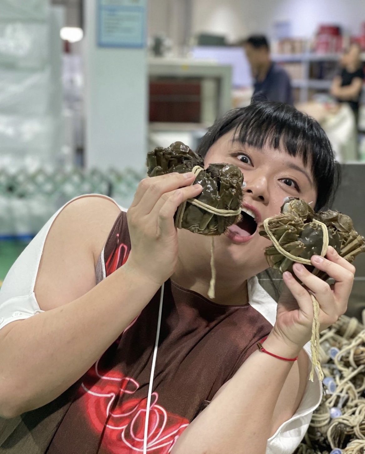 陳嘉佳(細細粒)近年轉戰內地發展,不時開食播向網民介紹美食!