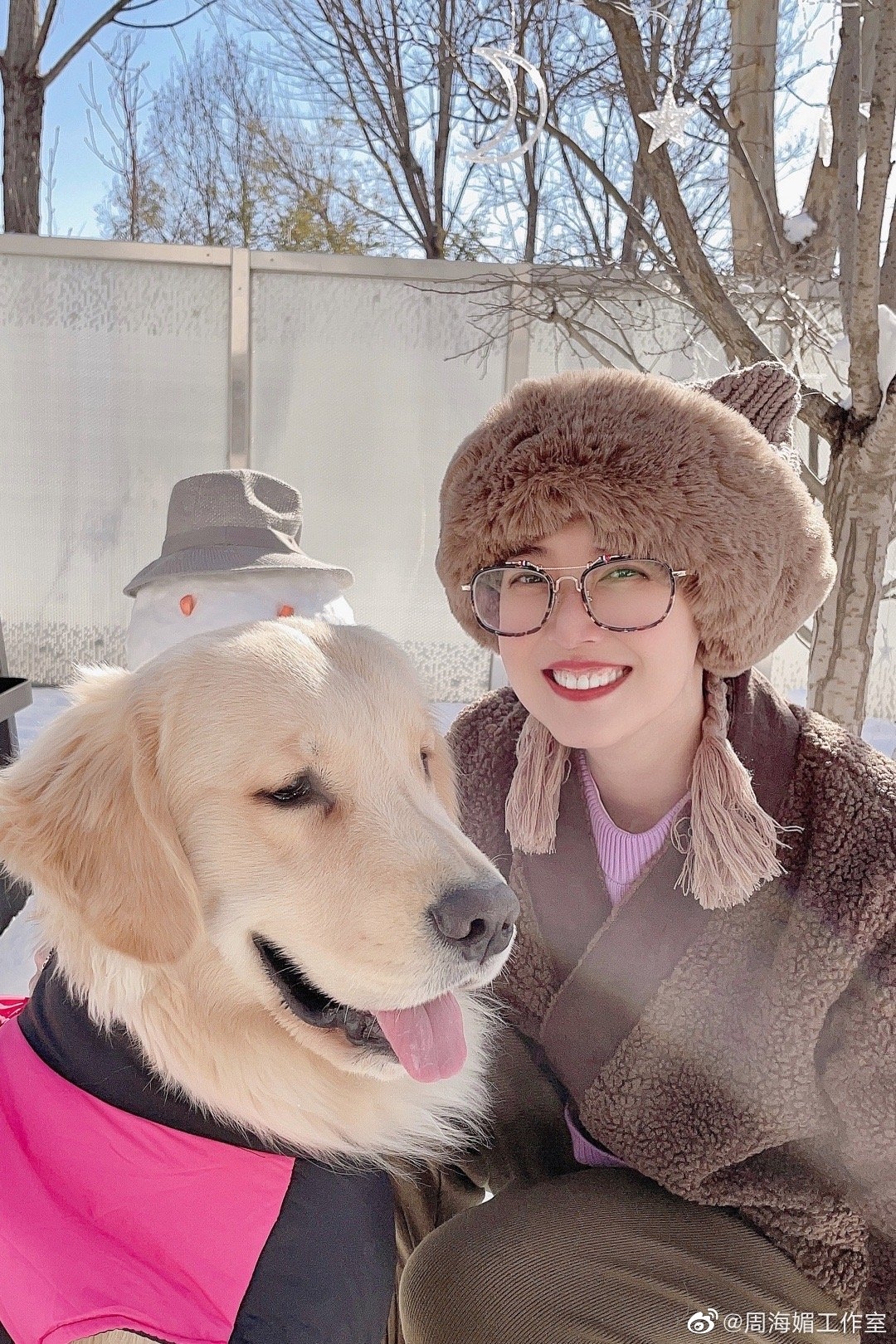 日前,周海媚更帶著愛犬到屋企附近玩雪!