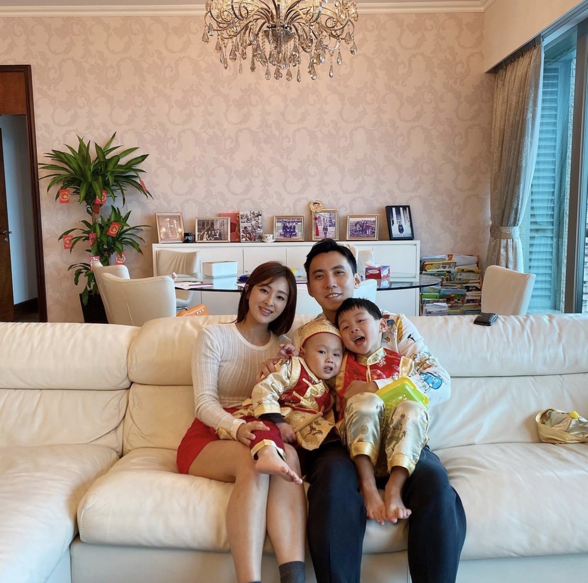育有分別4歲和3歲的囝囝 Mario和 Milo,榮升人母!