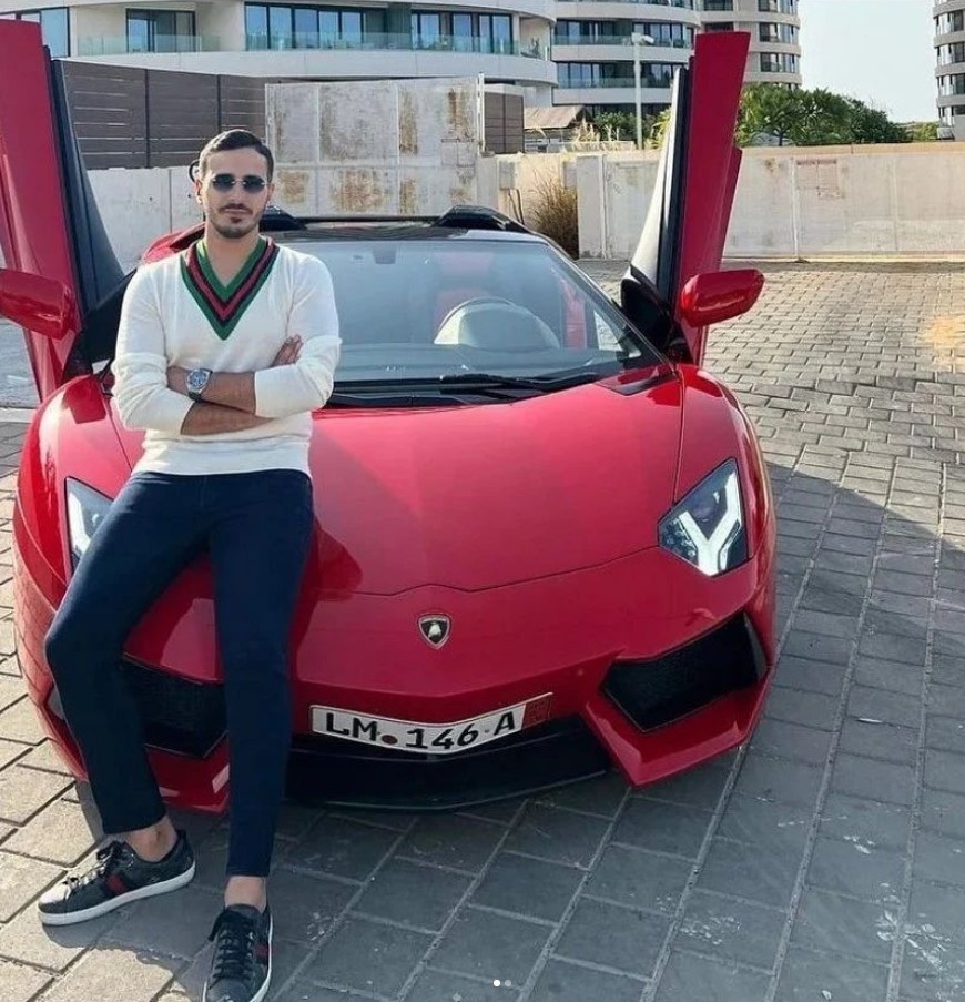 Simon 不但沒有得到相應的處分,更獲得荷里活的發展機會!