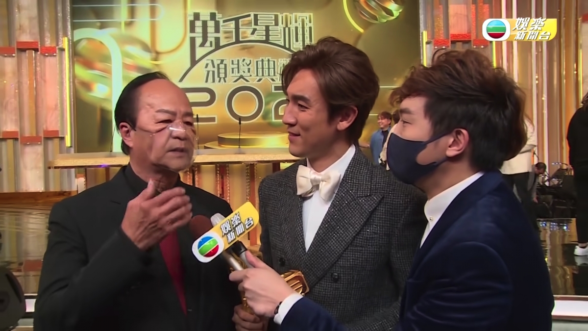 當譚俊彥接受訪問時,狄龍更突然插入,在鏡頭面前訓話兒子長達5分鐘!