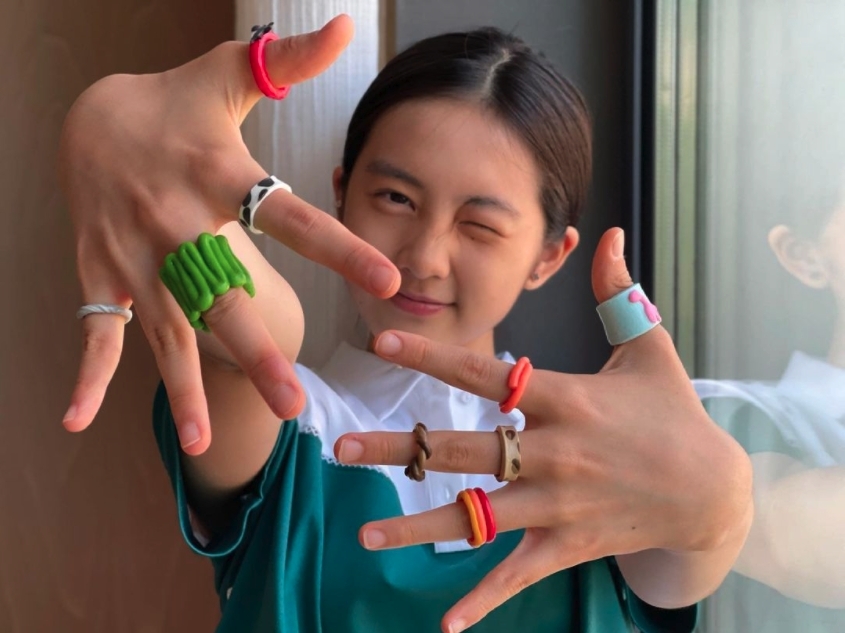不少網民都感嘆當年的小女孩多多已經長大!