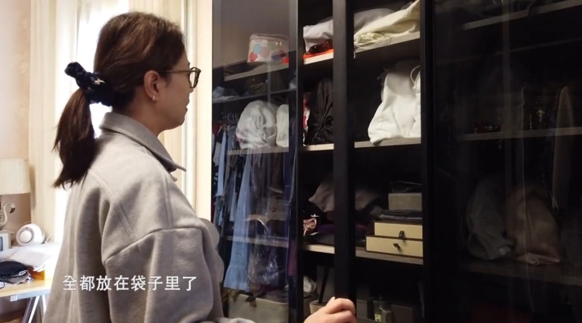 飾物則擺放在玻璃展示櫃入面~