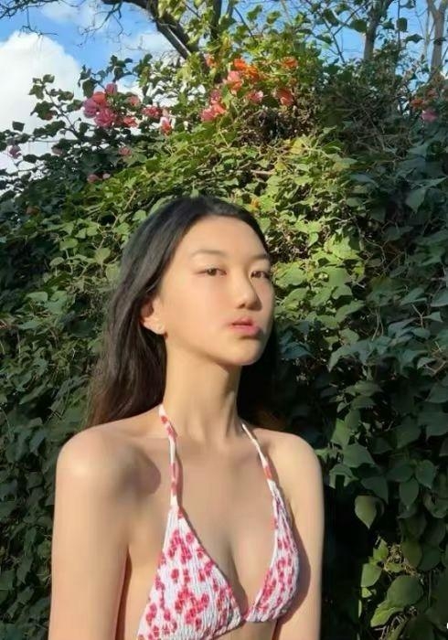 李嫣站在沙灘上,穿着紅白碎花泳衣自信地看着鏡頭擺pose!