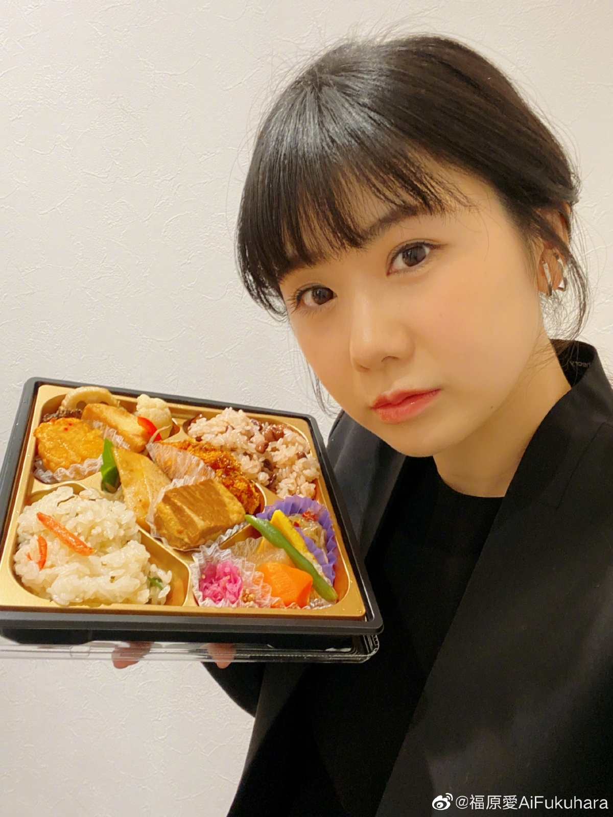 福原愛卻於2021年2月被傳媒影到與一名高大的男子在橫濱約會