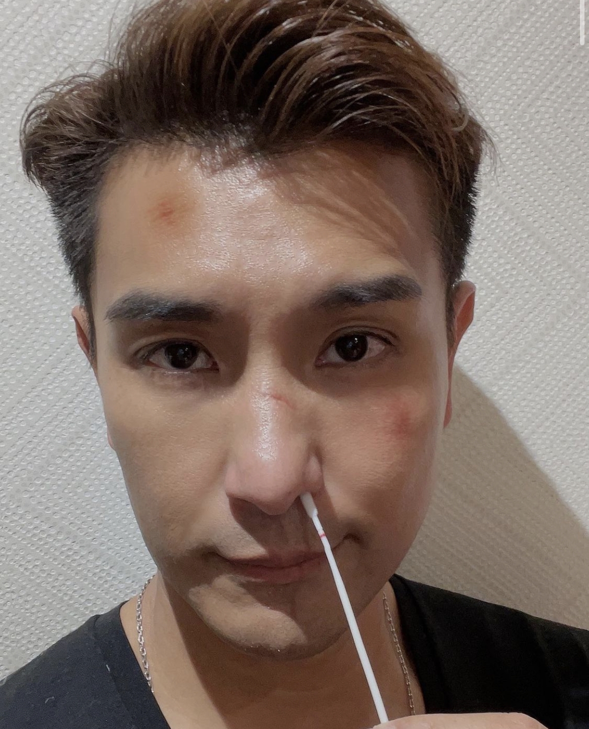 陳展鵬亦分享多張自拍照,表示為了家人和朋友,分別要用3個不同牌子的測試包進行自我檢測才安心!