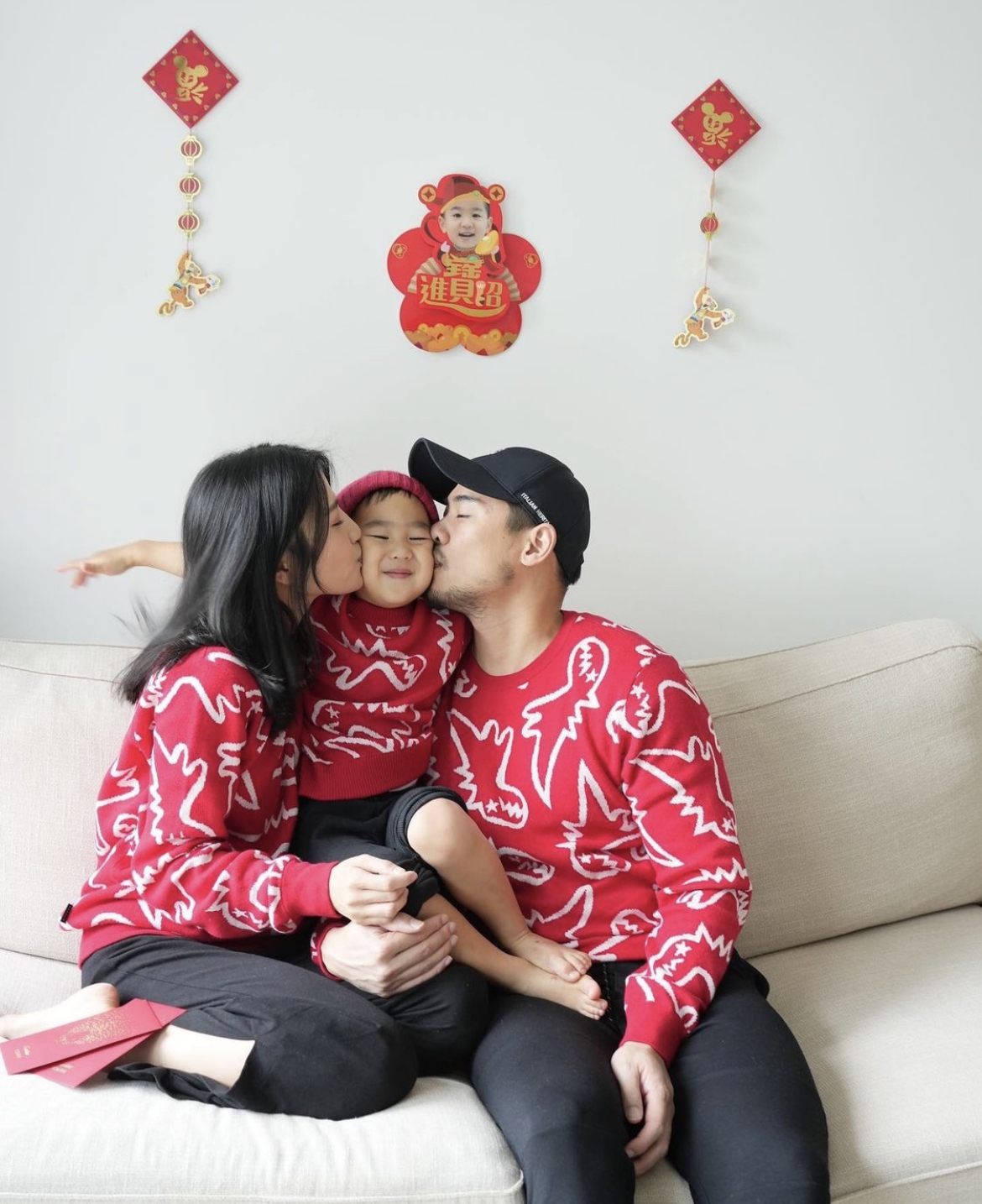 「伯伯」每張相都十分鬼馬,擺出古靈精怪的表情和動作!