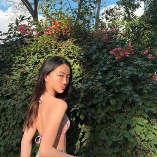 正值青春年華的李嫣長得亭亭玉立,自信滿滿的樣子猶如模特兒一樣~