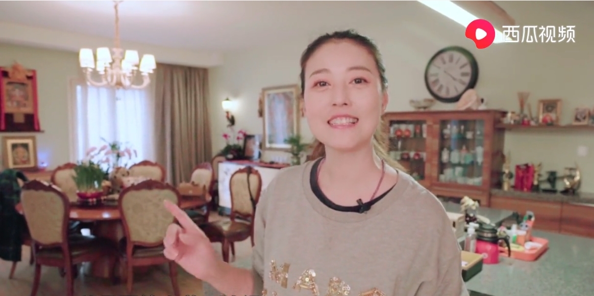 周海媚豪宅的飯廳擺放了一張圓形飯枱
