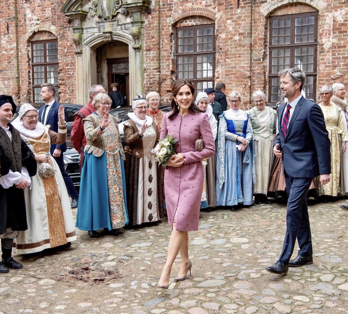 Mary更要背負輿論壓力,在媒體的關注下生活!