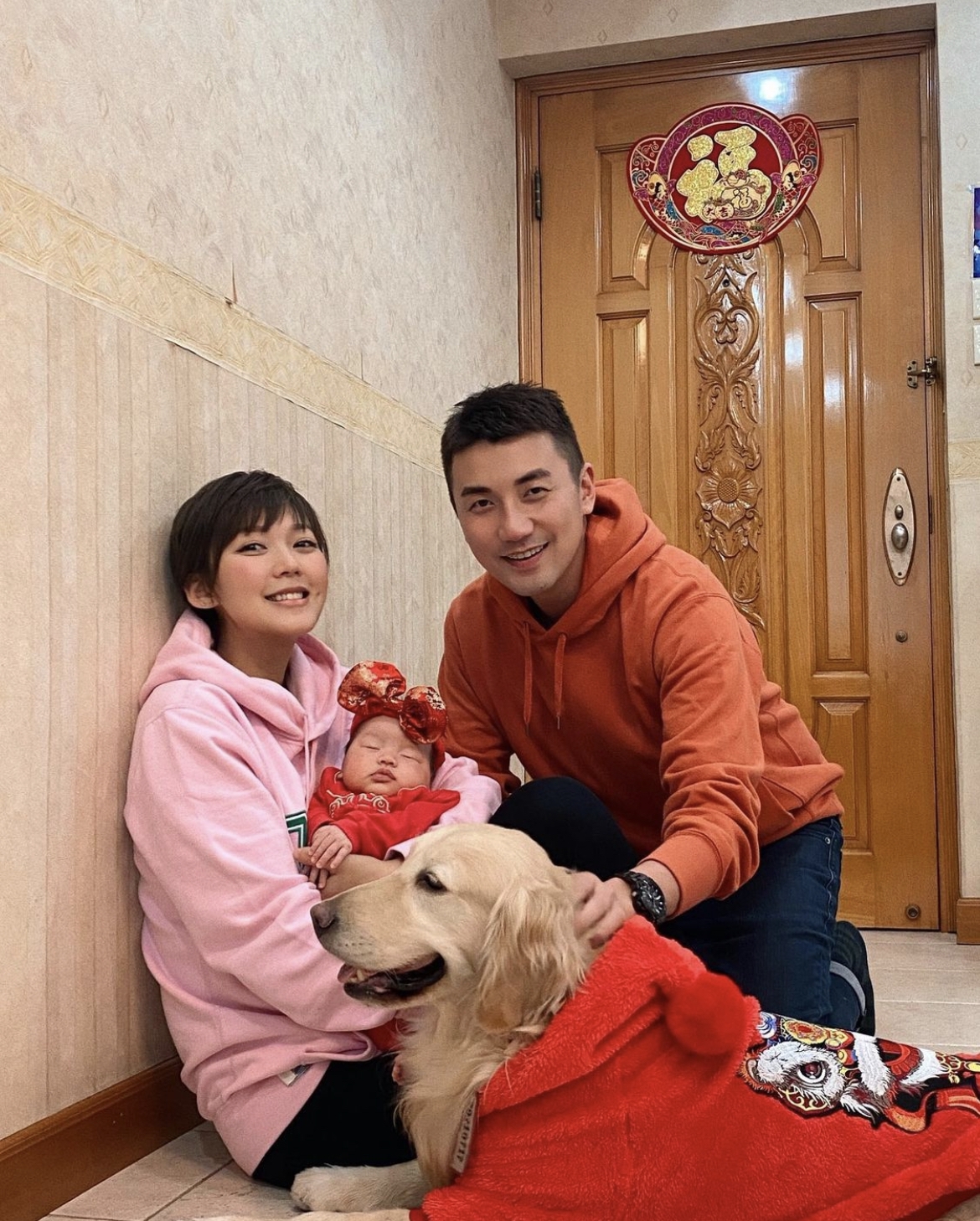 洪永城亦特意為愛犬和Amber穿上紅色衫,一家人合照留念!