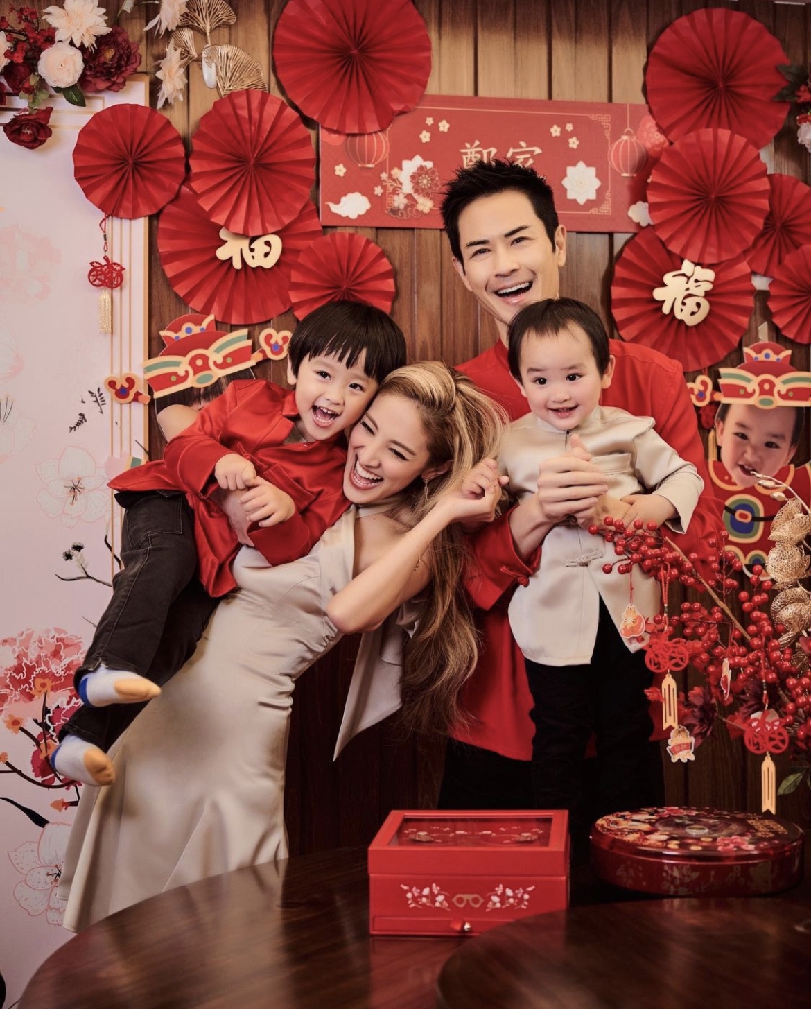 陳凱琳(Grace)日前在IG分享一家四口賀新年的全家福~