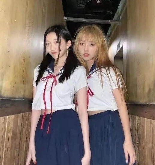 曾在社交平台分享與朋友穿上水手風格的JK制服相片~