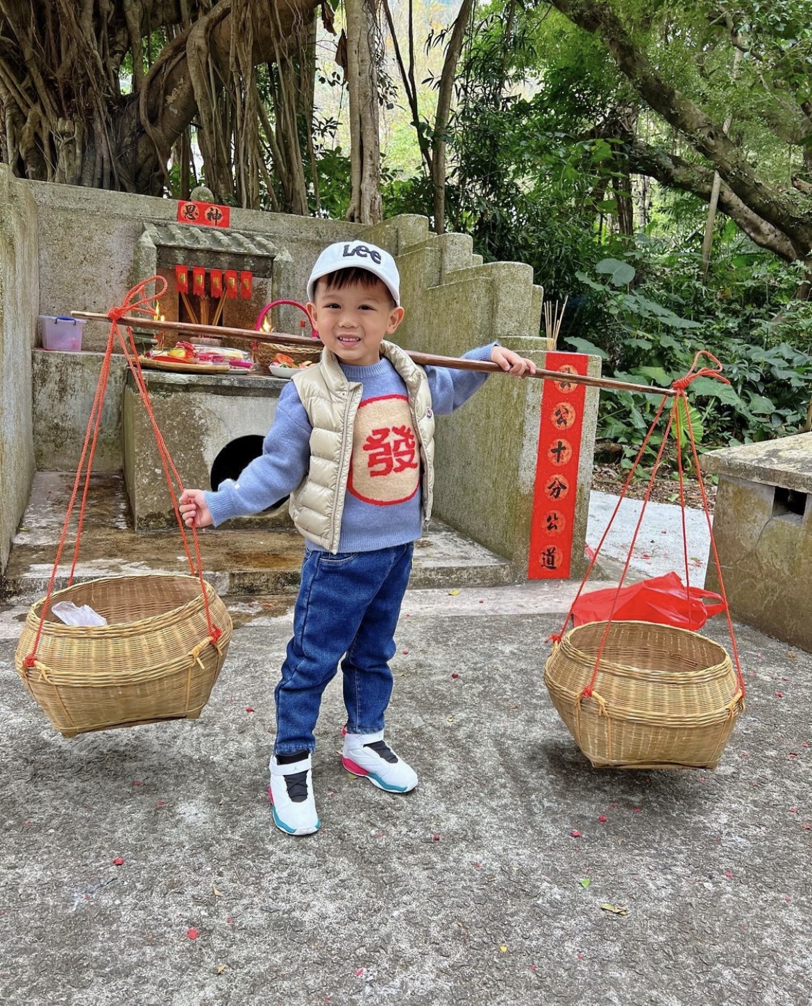 Brendan更落足力擺擔挑上膊,擺pose影相