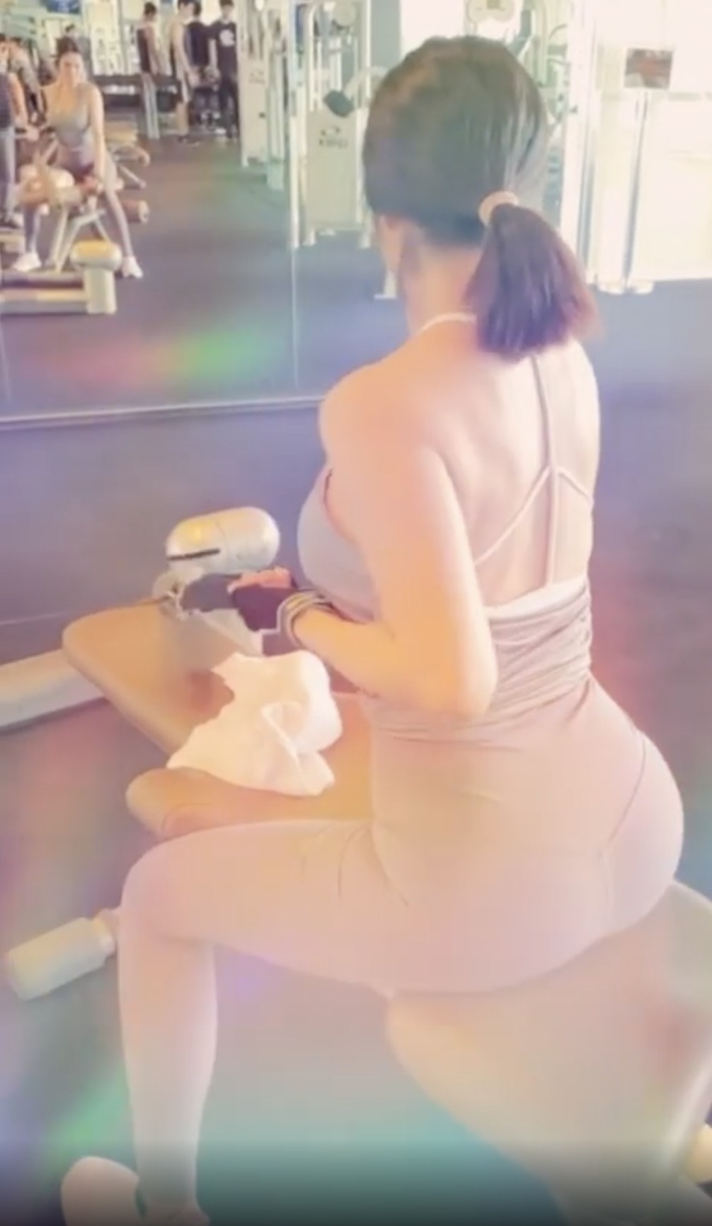 紥起頭髮的Kay穿上緊身灰色瑜珈褲,配以露背上衣!