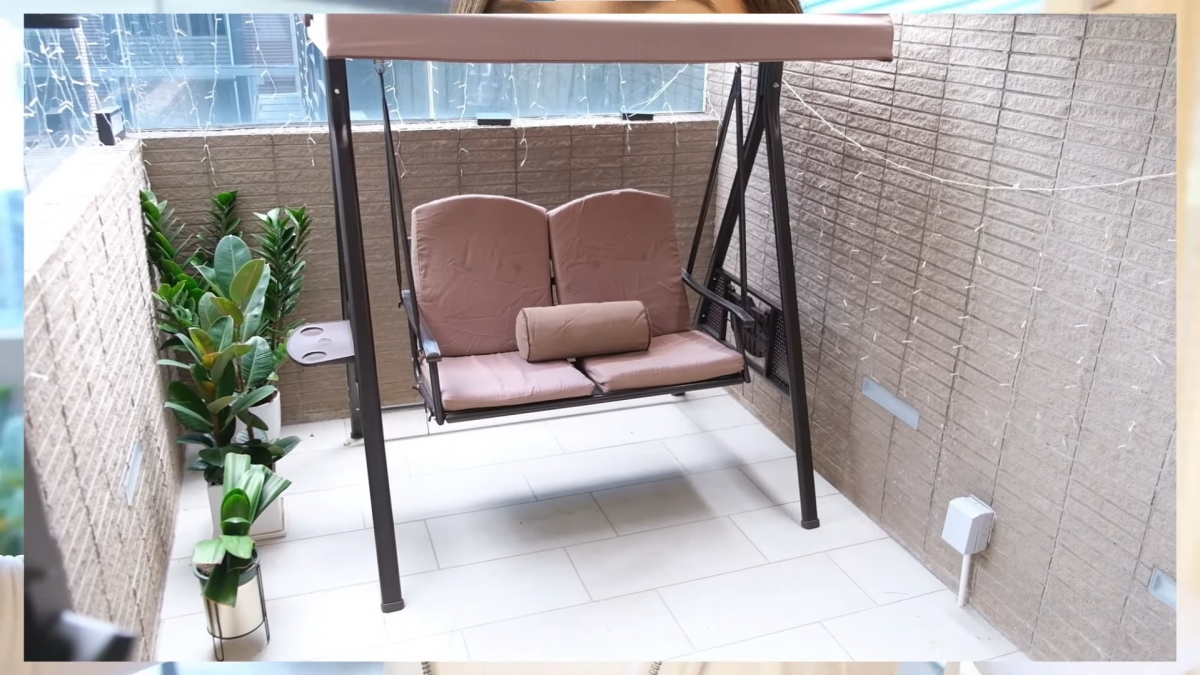 床的右手邊有一個大約100呎的平台