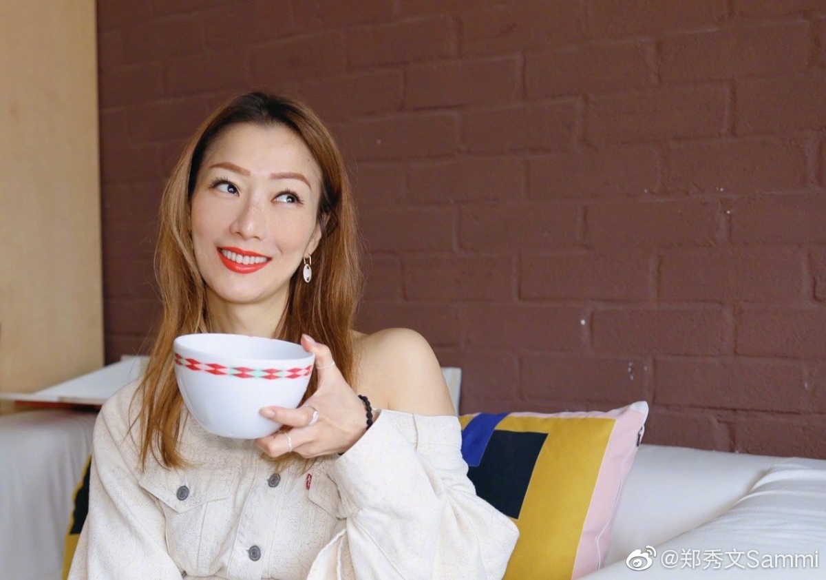 現年49歲的鄭秀文向來形象百變,經常嘗試不同的妝容和造型!