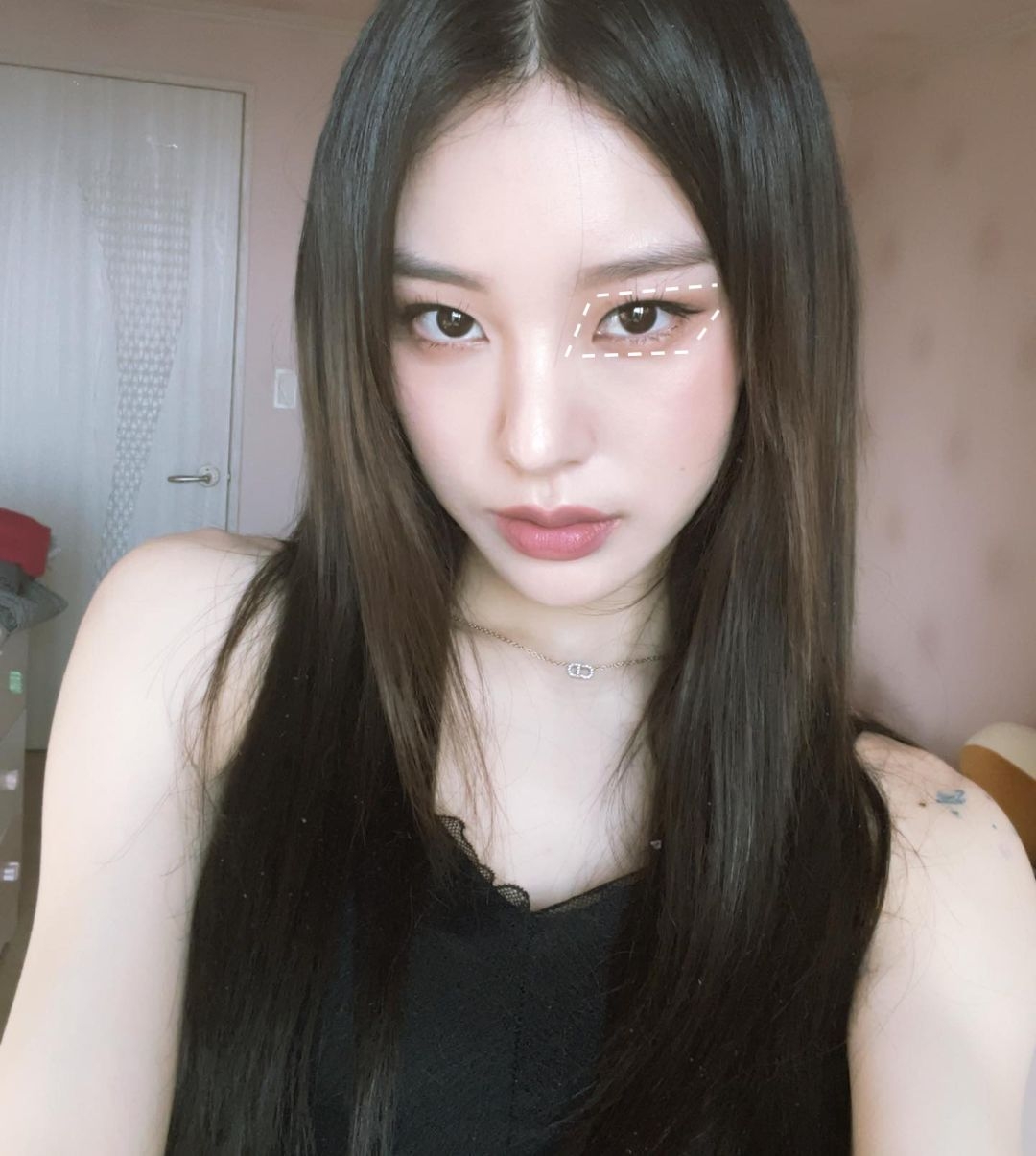 整體眼妝以向眼尾斜上方暈染的方式來勾畫。