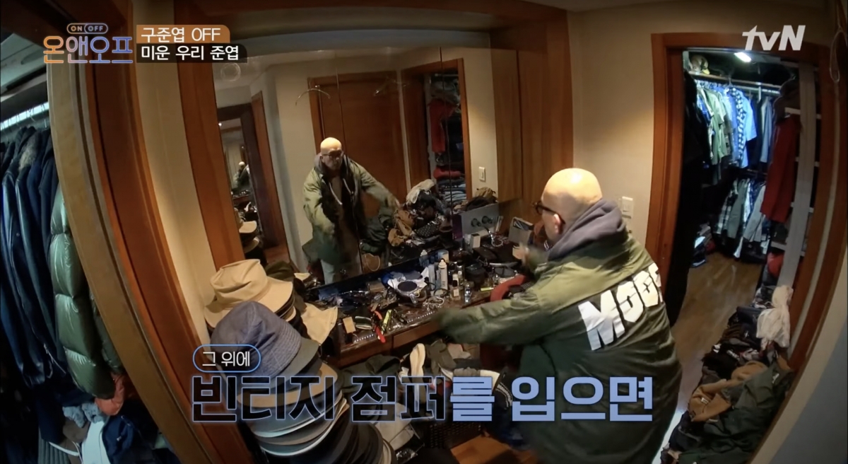 衣帽間中間的位置主要擺放帽和飾物,並設有全身鏡!