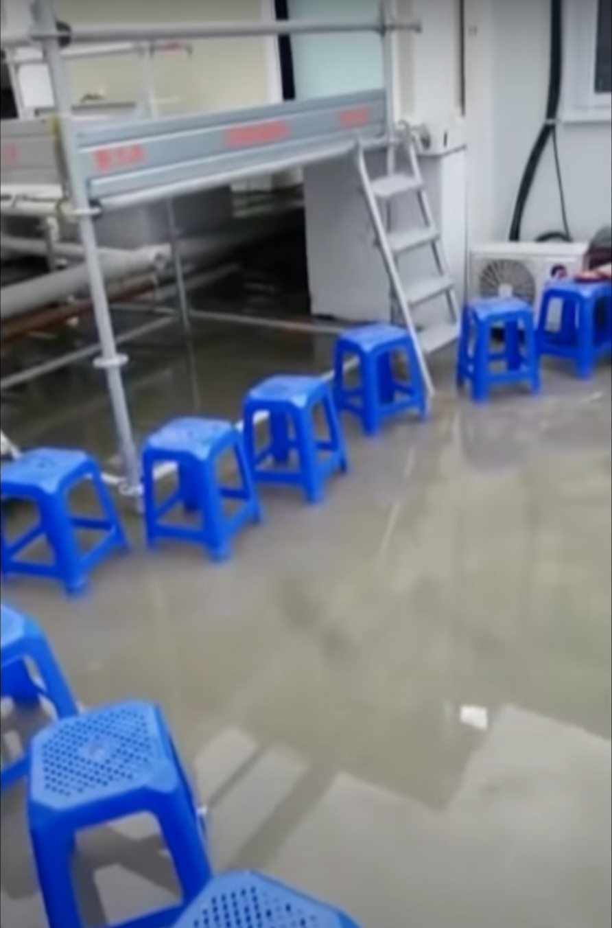 拍到青衣方艙醫院的廁所和浴室外,地面有一大灘積水