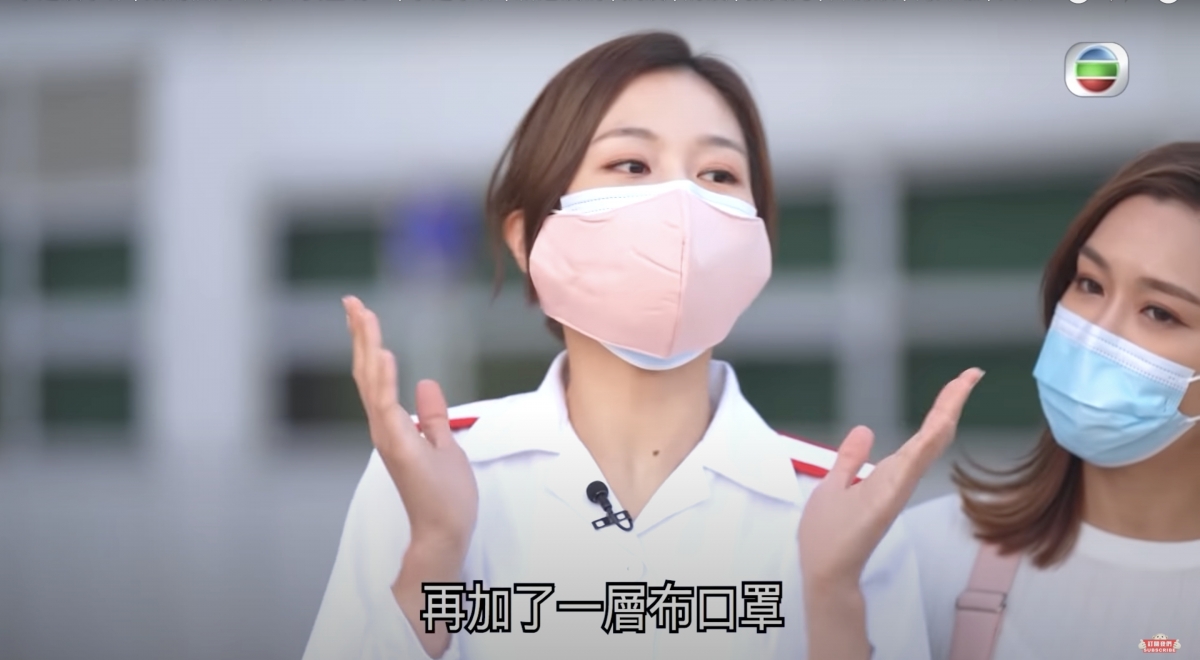 在外科口罩外面再戴一層布口罩,同樣可以令外科口罩更貼臉!
