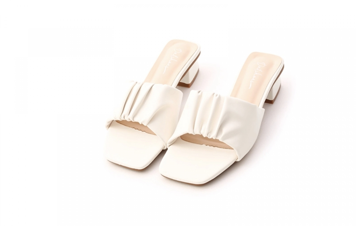 2)抓皺低跟涼拖鞋