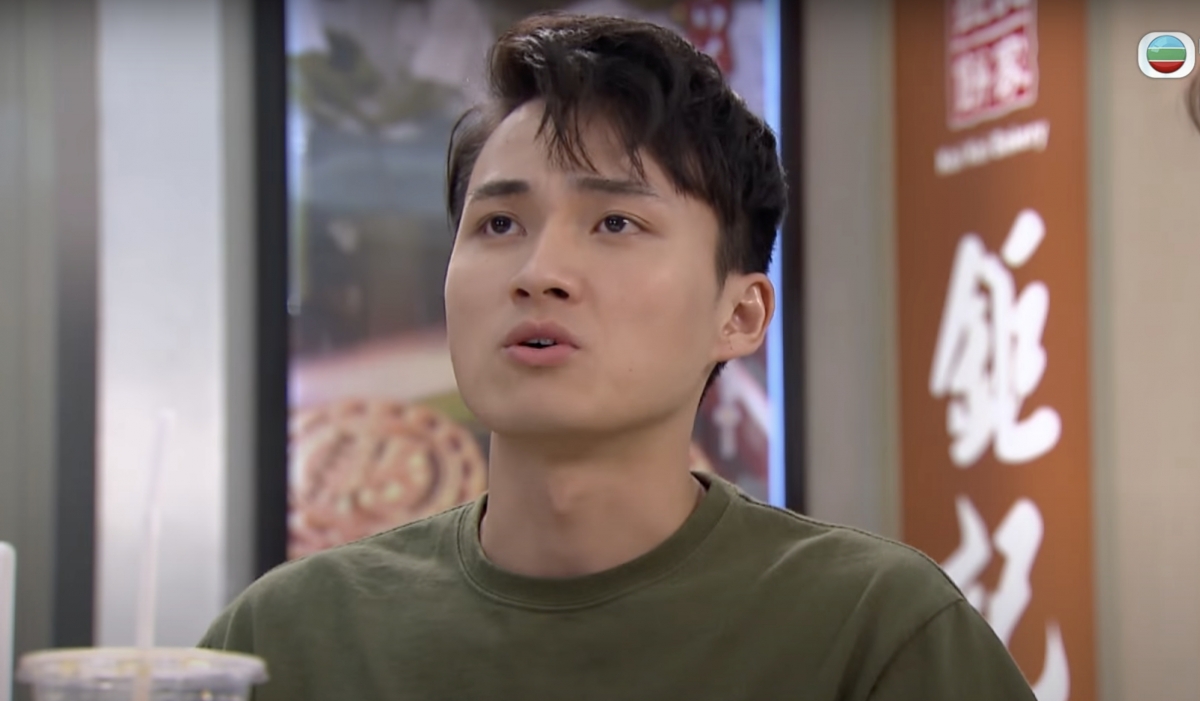 不少網民認為既然已經讀到final year,不如拎到永久居留權,再入藉才回港!